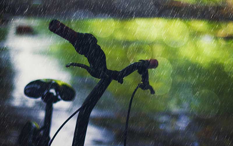 kerékpár esőben