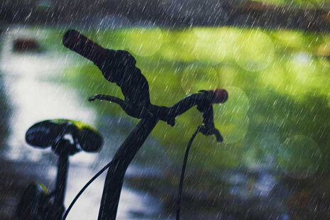 Kerékpározás esőben: Hogyan készüljünk rá, és mit vigyünk magunkkal