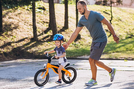 Hogyan és mikor tanítsuk meg a gyerekeket kerékpározni?