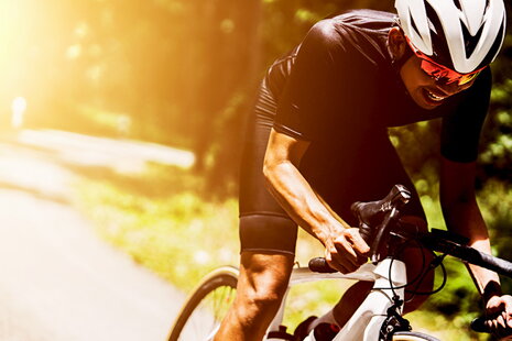 Hogyan védekezzünk a napsugárzás ellen kerékpározás közben?