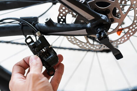 A hidraulikus és mechanikus fékek közötti különbségek: Hogyan működnek és mikor használják őket